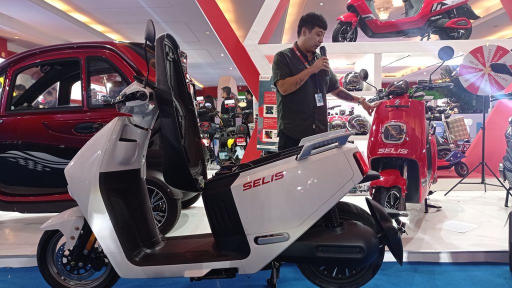 Selis mengenalkan Selis GO Plus sebagai sepeda motor listrik anyarnya dalam ajang IIMS 2023 di Jakarta International Expo, Kemayoran, Jakarta Pusat, Kamis (16/2/2023).