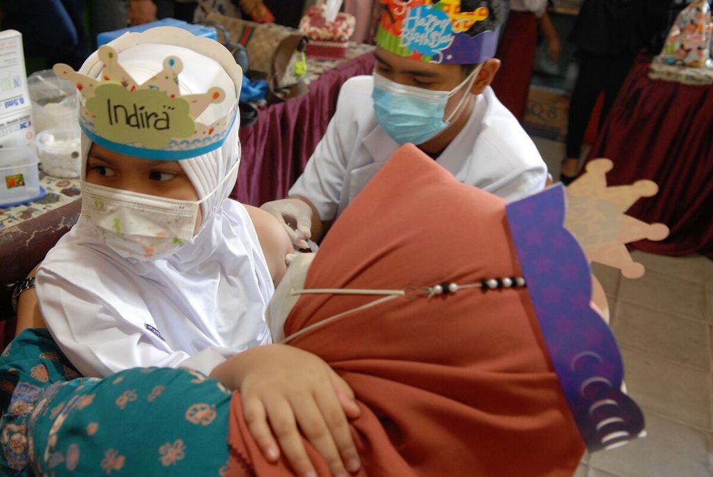 Suasana imunisasi di Sekolah Dasar Negeri 28, Kota Jambi, Kamis (9/9/2021).
