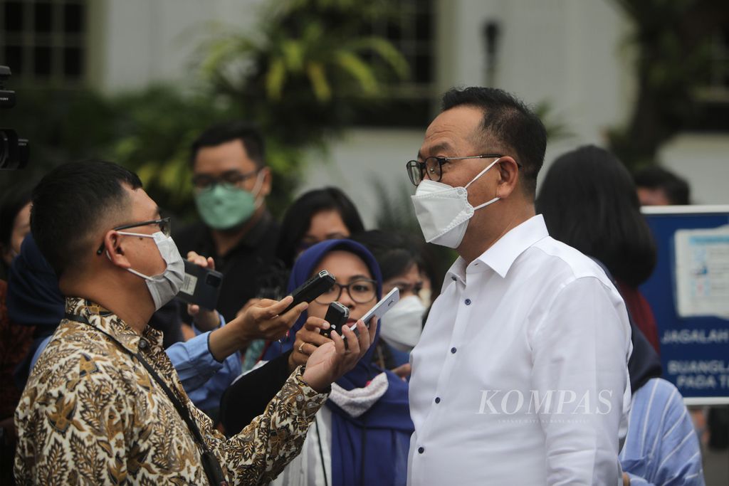 Kepala Otorita Ibu Kota Nusantara Bambang Susantono memberikan keterangan kepada wartawan seusai rapat dengan Presiden Joko Widodo membahas soal IKN di Istana Presiden, Jakarta, Rabu (2/11/2022). 