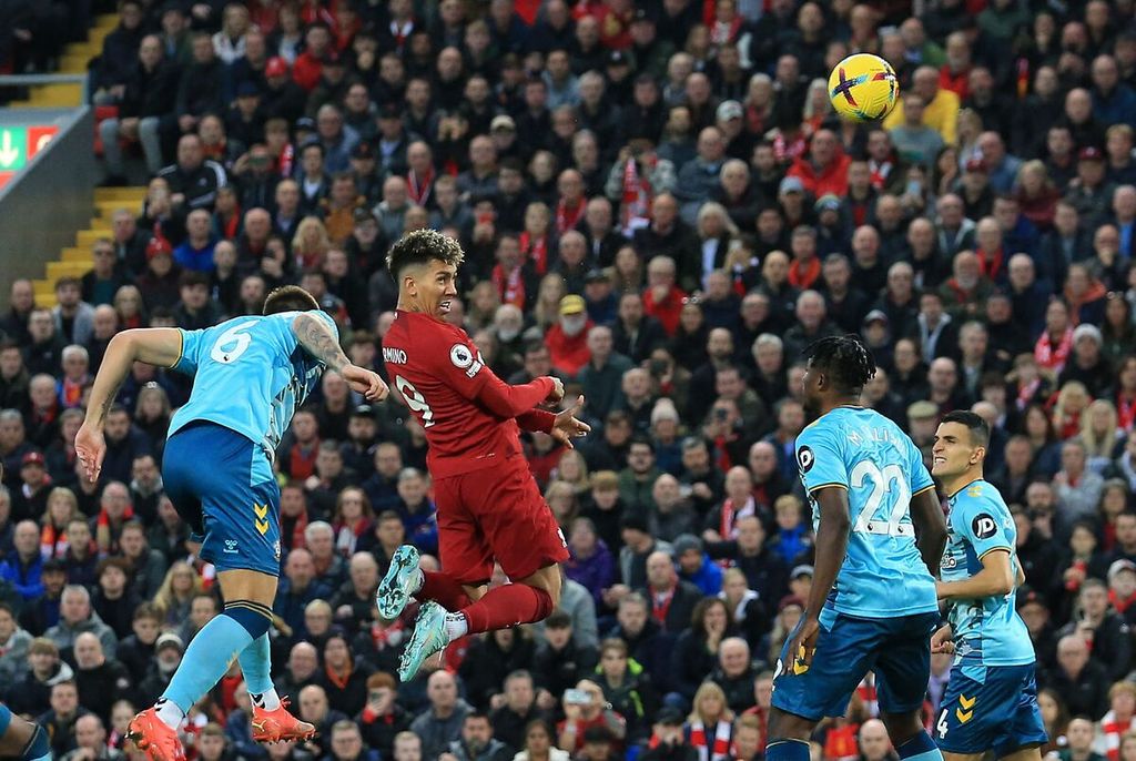 Penyerang Liverpool Roberto Firmino (kedua kiri) meloncat untuk menyundul bola dalam pertandingan Liga Inggris antara Liverpool dan Southampton di Stadion Anfield, Liverpool, Sabtu (12/11/2022). Liverpool mengalahkan Southampton, 3-1. 