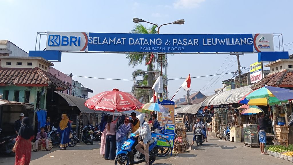 Aktivitas Pasar Leuwiliang, Kabupaten Bogor, Jawa Barat, Kamis (29/9/2023), tetap beroperasi meski dilanda kebakaran hebat pada Rabu (27/9/2023). Akibat kebakaran itu, ada total 1.619 lapak yang terbakar dan 2.066 pedagang terdampak.