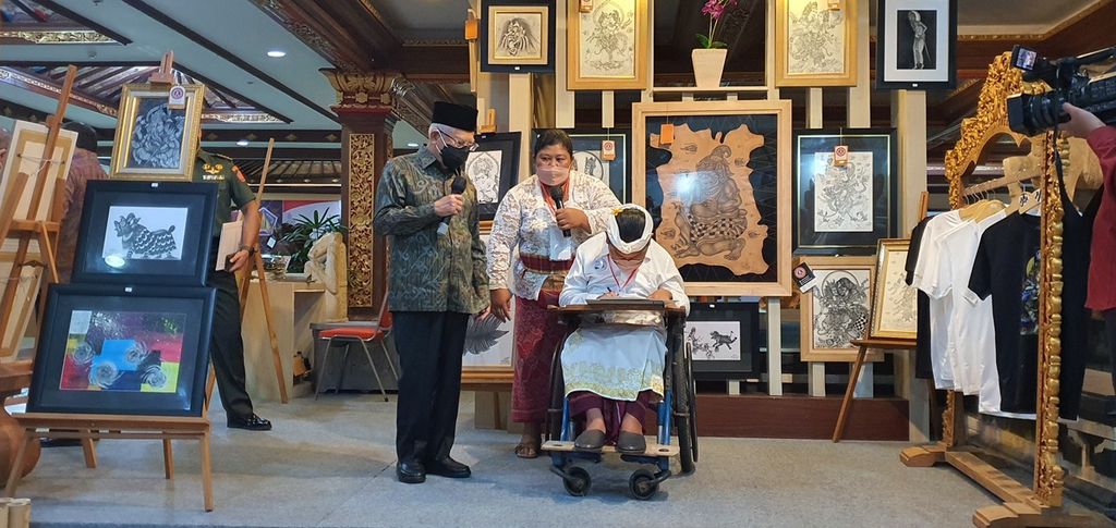 Wakil Presiden Maruf Amin berinteraksi dengan pelukis difabel Agus Mertayasa yang didampingi ibunya Ni Made Rosanti di pameran IKM Bali Bangkit tahap ketujuh, Selasa (30/8/2022), Denpasar, Bali.