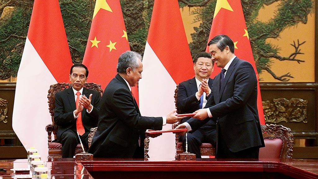 Direktur Utama PT Kereta Cepat Indonesia China Hanggoro Budi Wiryawan (kedua dari kiri) dan China Development Bank Chairman Hu Huai Bang (kanan) menandatangani persetujuan facility loan sebesar 4,4 miliar dollar AS yang akan digunakan untuk membangun kereta cepat Jakarta-Bandung. Penandatanganan ini disaksikan Presiden Joko Widodo dan Presiden RRC Xi Jinping (kedua dari kanan) dalam pertemuan bilateral yang diselenggarakan di sela-sela acara Belt and Road Forum for International Cooperation, di Beijing, Minggu (14/5).