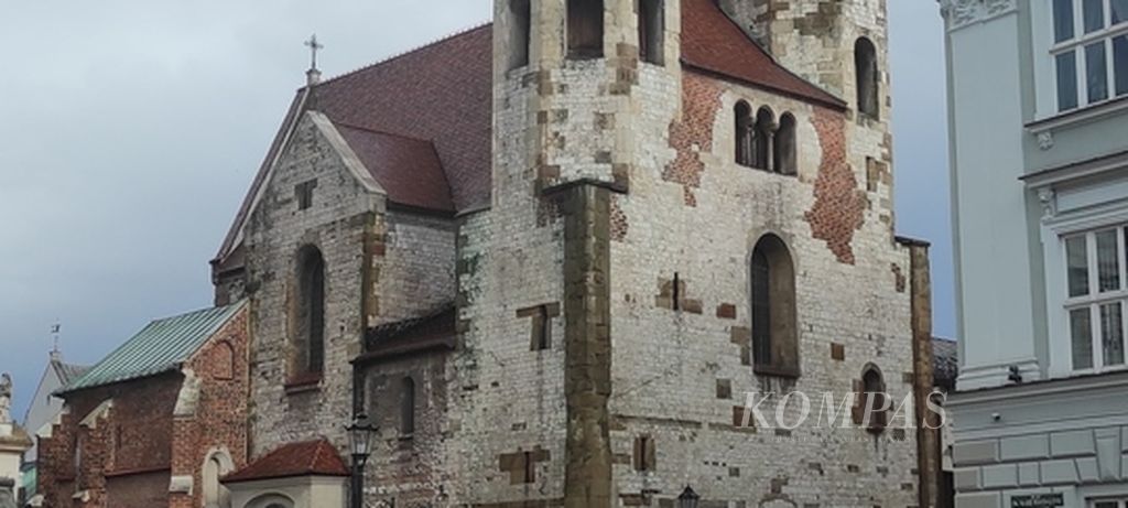 Gereja St Andrews di Kota Tua Krakow, Polandia pada 12 Juli 2022. Gereja yang dibangun pada 1079 itu membuktikan Eropa sudah terbiasa dengan bangunan bertingkat selama ratusan tahun. Penduduk sedikit, wilayah luas, dan banyak bangunan bertingkat memungkinkan Krakow dan banyak kota lain di Eropa meningkatkan ketersediaan ruang terbuka
