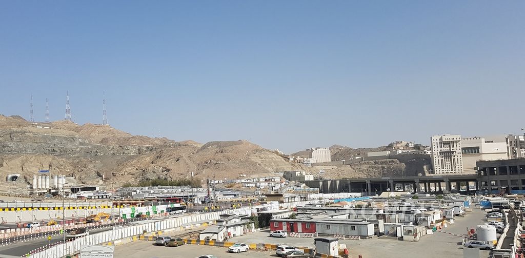 Suasana di Terminal Syib Amir di dekat Masjidil Haram di Mekkah, Arab Saudi, Senin (13/6/2022) siang. Kota ini tengah memasuki musim panas dengan suhu udara berkisar 44-46 derajat celsius. Puncak panas diperkirakan berlangsung pada awal Juli 2022 dengan suhu sekitar 50 derajat celsius.