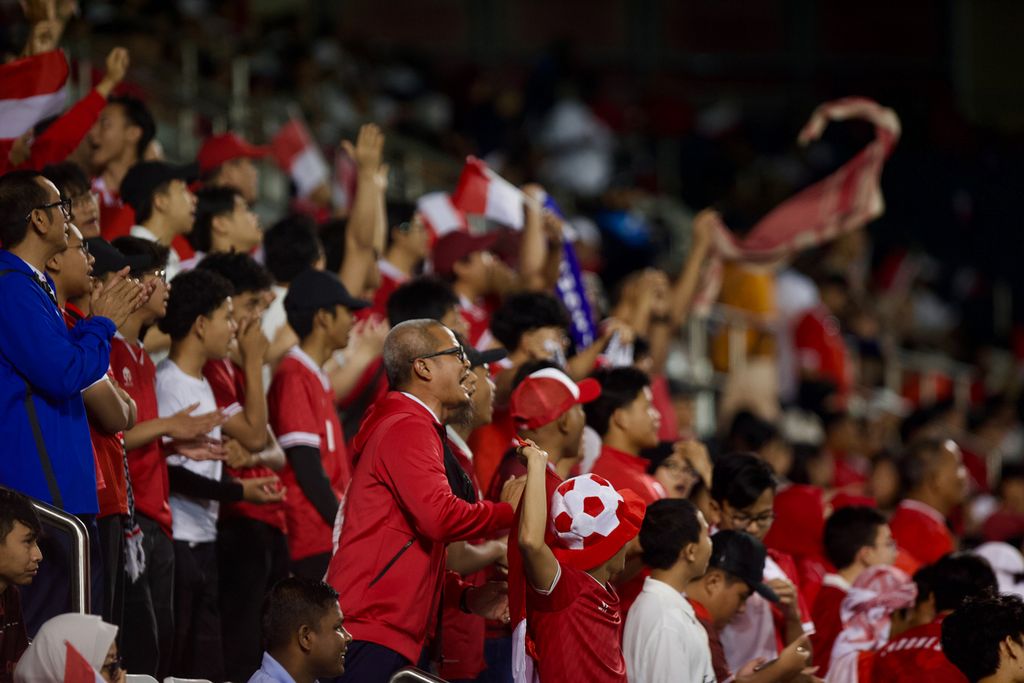 Dukungan penuh diberikan diaspora Indonesia pada laga pertama Grup A Piala Asia U-23 2024, Senin (15/4/2024), di Stadion Jassim bin Hamad, Al Rayyan, Qatar. Sekitar 4.000 pendukung Garuda Muda memadati tribune stadion.