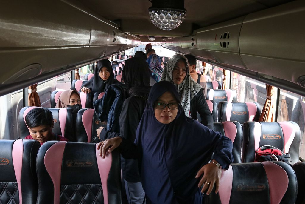 Para peserta mudik gratis bersiap di dalam bus di Taman Mini Indonesia Indah, Jakarta, Senin (17/4/2023). Acara mudik gratis ini digelar atas kerja sama antara Pemerintah Provinsi Jawa Tengah, Bank Jateng, dan Jasa Raharja, dan RSUD Dr Moewardi. 