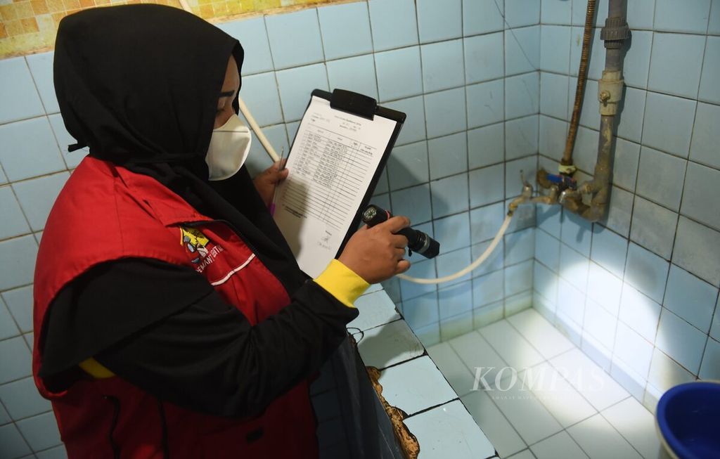 Jentik Surveillance Officer (Jumantik) personnel checked the water at a resident's house in Banyu Urip Village, Surabaya City, East Java on Friday (17/6/2022).