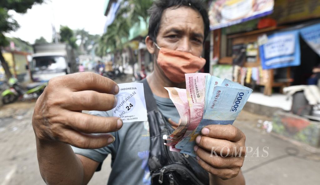 Warga menukarkan uang tunai melalui layanan mobil Kas Keliling Bank Indonesia di Pasar Palmerah, Jakarta Pusat, Selasa (19/4/2022). 