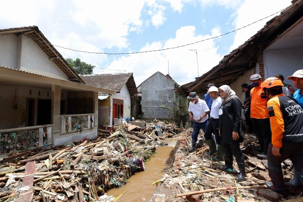 Bupati Banyuwangi Ipuk Festiandani mengunjungi perkampungan di Desa Kalibaru Wetan pada Jumat (4/11/2022) siang. Pemkab berencana membuat saluran air lagi sebagai bagian dari mitigasi bencana banjir.