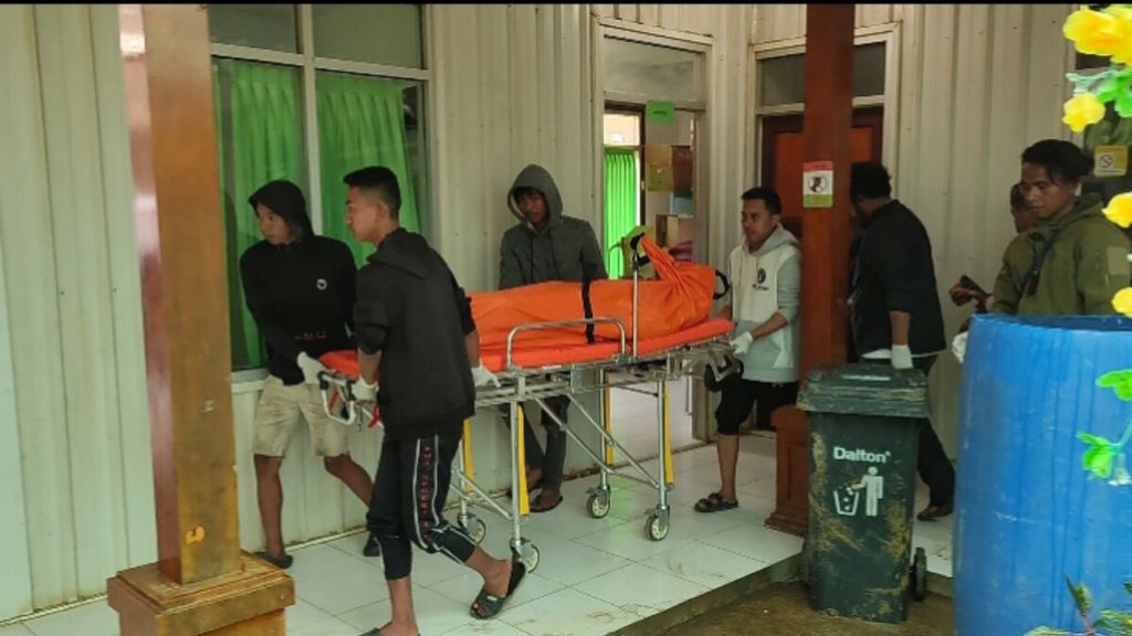 Jenazah pengojek sepeda motor bernama Damri, yang tewas dalam serangan kelompok kriminal bersenjata, dievakuasi ke Rumah Sakit Umum Daerah Ilaga, Kabupaten Puncak, Papua Pegunungan, Senin (23/1/2023).