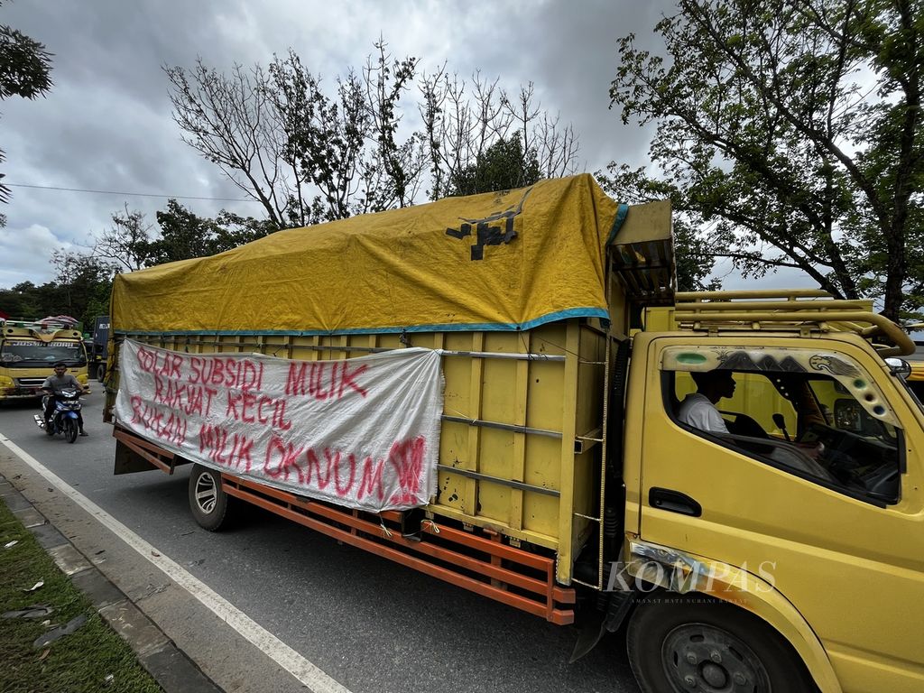 Salah satu dari ratusan sopir truk di Kendari, Sulawesi Tenggara, yang memprotes dugaan permainan solar subsidi di SPBU, Senin (1/8/2022). 