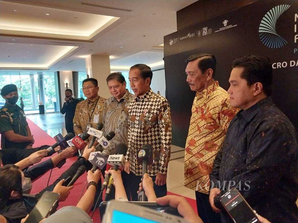 Presiden Joko Widodo saat menjawab pertanyaan media seusai pembukaan Mandiri Investment Forum Tahun 2023 di Ballroom Hotel Fairmont, Jakarta, Rabu (1/2/2023).