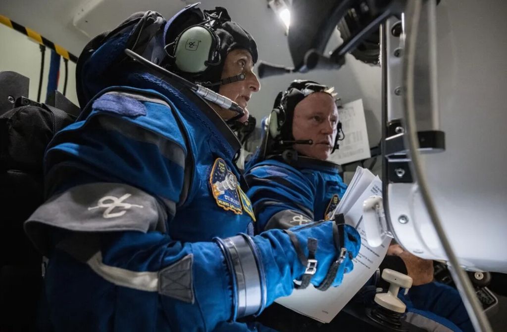 Antariksawan veteran NASA, Butch Wilmore (kanan) dan Suni Williams, saat menjalani latihan di simulator wahana Starliner buatan Boeing di Pusat Penerbangan Johnson, Kamis (3/11/2022). Kedua pilot uji itu kini sedang menuju ke Stasiun Luar Angkasa Internasional setelah Starliner diluncurkan pada Rabu (5/6/2024).