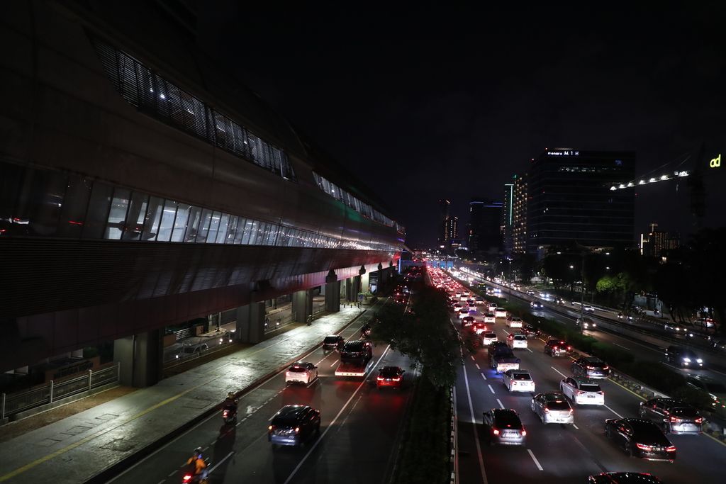 Traffic around the Cikoko LRT Station, Pancoran, South Jakarta, Monday (24/4/2023). Jabodebek LRT is planned to start operating in July 2023. LRT