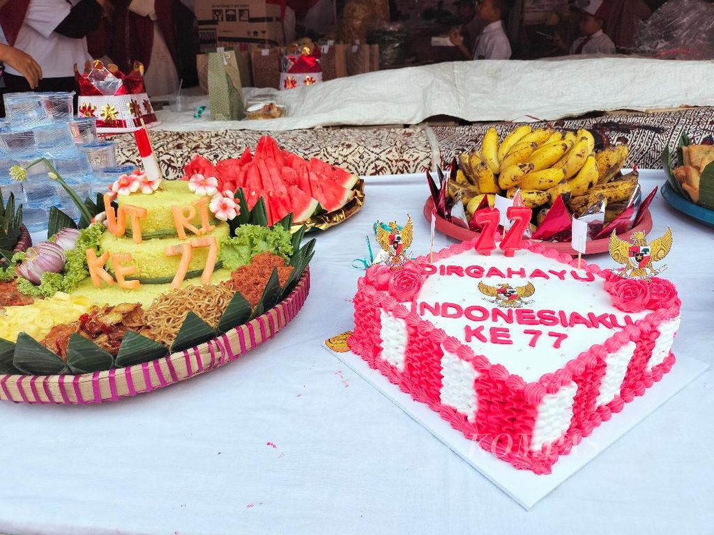 Sebagian kue dan tumpeng yang dibuat pedagang dalam acara peringatan HUT Kemerdekaan Ke-77 RI di Pasar Rejowinangun, Kota Magelang, Jawa Tengah, Rabu (17/8/2022).