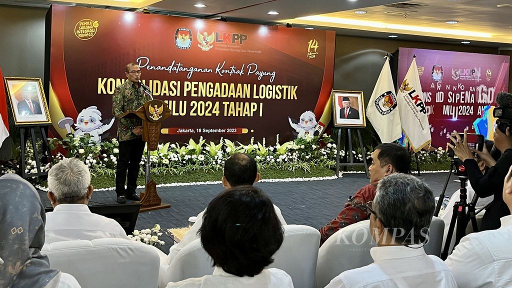 Ketua Komisi Pemilihan Umum Hasyim Asy'ari memberikan sambutan saat Penandatanganan Kontrak Payung Konsolidasi Pengadaan Logistik Pemilu 2024 Tahap Pertama di Kantor LKPP, Jakarta, Senin (18/9/2023).
