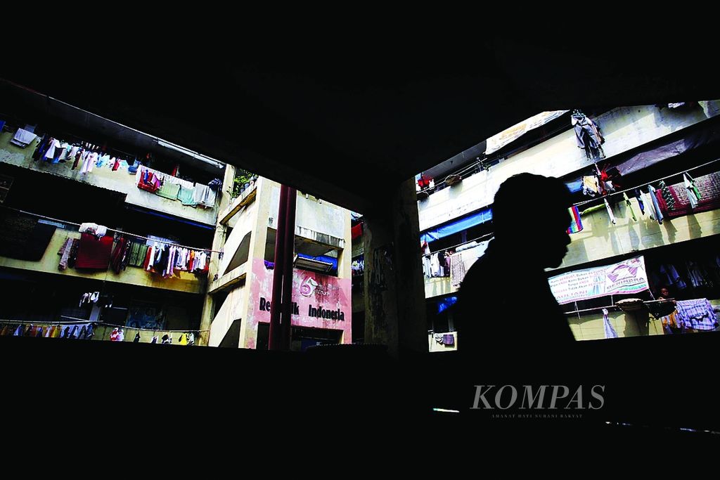 Rumah Susun Angke Suasana di rumah susun Angke, Tambora, Jakarta Barat, Kamis (26/1). Kementerian Pekerjaan Umum menargetkan tahun ini jumlah rumah susun sederhana sewa (rusunawa) yang terhuni mencapai 167 Twin Block. Angka itu setara dengan 75 persen dari total 222 Twin Block (TB) yang telah terbangun sejak tahun 2005. 