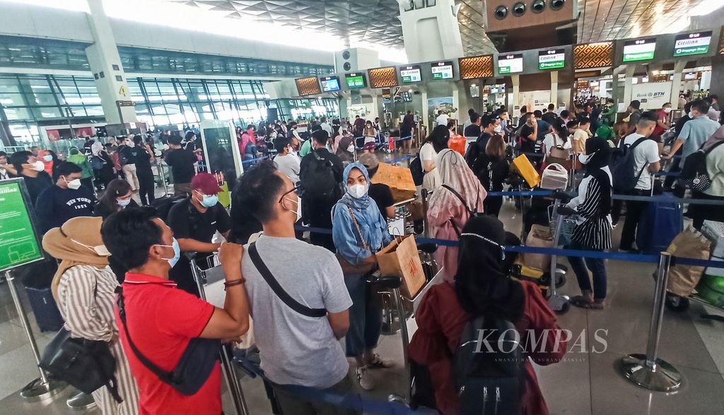 Antrean calon penumpang pesawat di Terminal 3 Bandara Soekarno-Hatta, Cengkareng, Banten, Minggu (8/5/2022). 