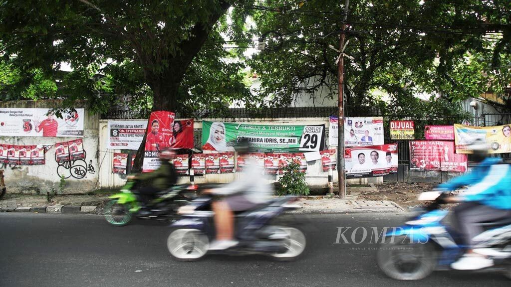 Spanduk kampanye calon anggota legislatif dan perwakilan daerah berbaur dengan iklan rumah dijual di Jalan Lontar Raya, Grogol, Jakarta, Selasa (19/2/2019). 