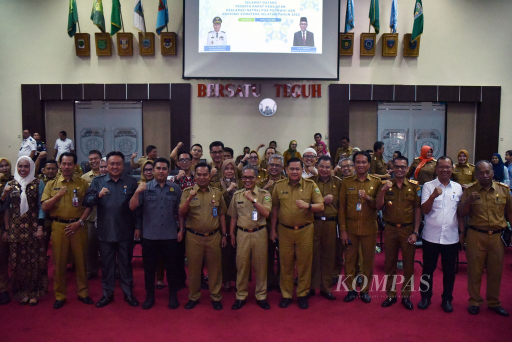Para sekretaris daerah di Sumatera Selatan berfoto bersama seusai Rapat Deklarasi Netralitas Aparatur Sipil Negara di Palembang, Sumsel, Selasa (28/11/2023). 