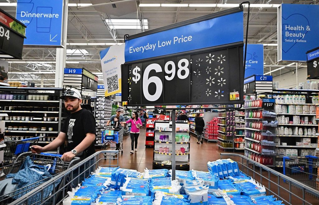 Suasana saat konsumen berbelanja di sebuah toko jaringan ritel di Rosemead, California, AS, 12 Desember 2023. 