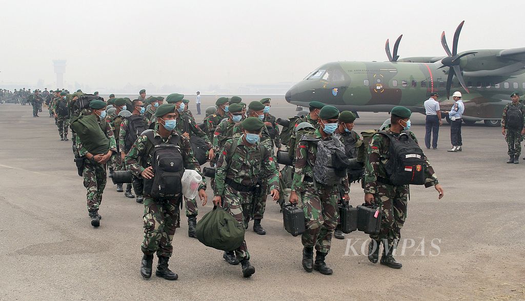 Para prajurit TNI yang baru tiba di Landasan Udara TNI Angakatan Udara Palembang, Sumatera Selatan, Kamis (22/10), berbaris untuk segera berangkat ke daerah-daerah penugasan kebakaran hutan dan lahan, terutama di Ogan Komering Ilir dan Musi Banyuasin, Sumatera Selatan.