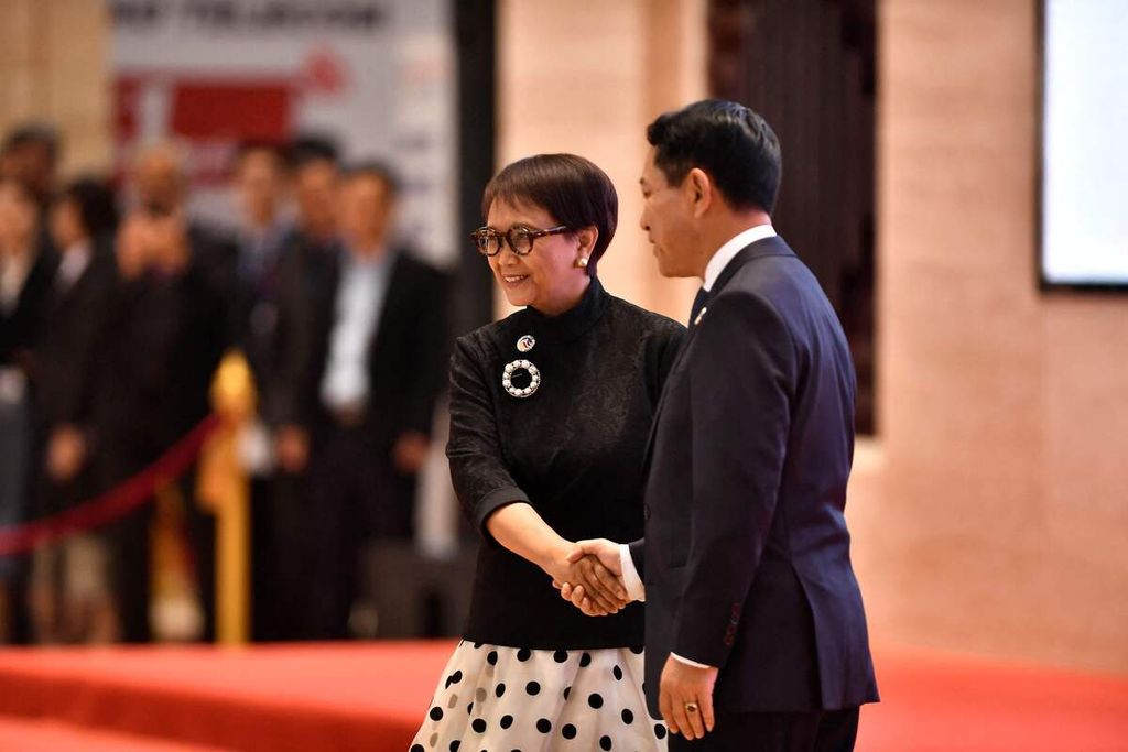 Menteri Luar Negeri Retno Marsudi berjabat tangan dengan Menlu Laos Saleumxay Kommasith pada Pertemuan Para Menlu ASEAN (AMM) Ke-57 di Vientiane, Laos, Kamis (25/7/2024). 