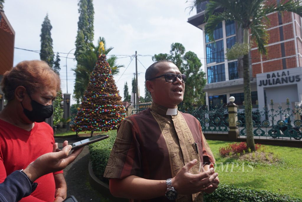 Pastor Paroki Katedral Kristus Raja Purwokerto Martinus Ngarlan (kanan) memberikan keterangan pers di Purwokerto, Banyumas, Jawa Tengah, Kamis (22/12/2022). 