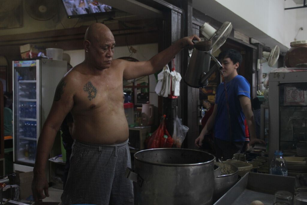 Asiang (65), pemilik warung kopi Asiang sekaligus baristanya sedang meracik kopi di Pontianak, Kalimantan Barat, Jumat (28/2/2020).