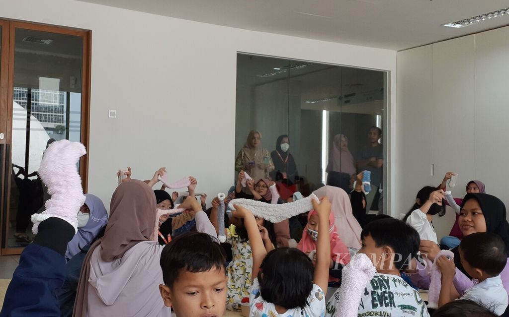 Puluhan anak mengikuti perayaan Hari Anak Nasional 2023 di Perpustakaan Jakarta, Sabtu (22/7/2023). 