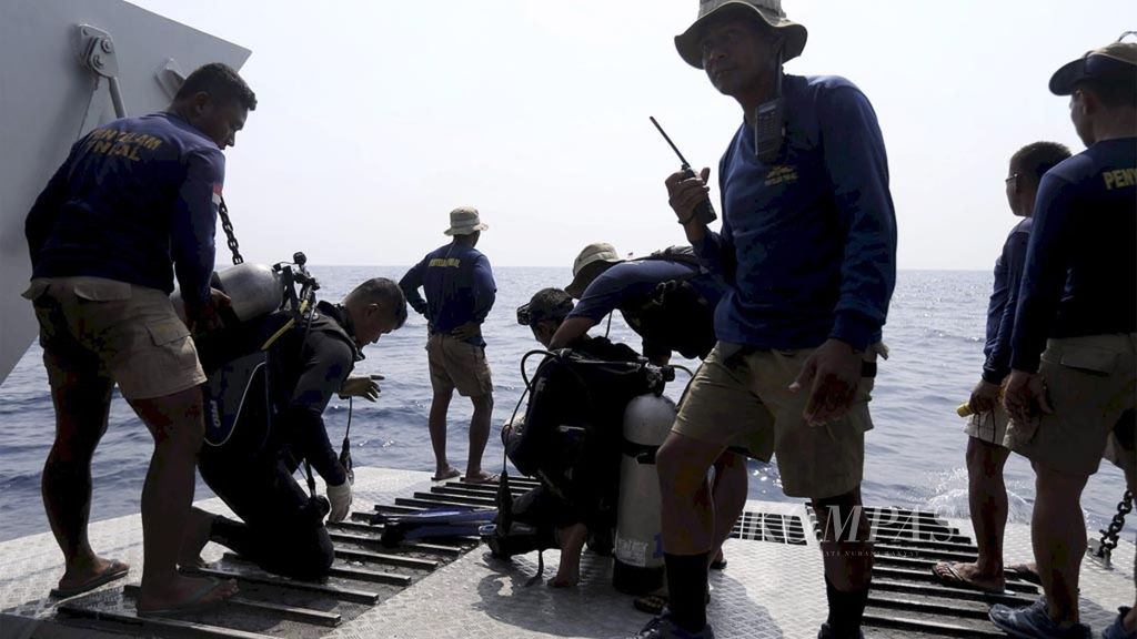 Pasukan Penyelam TNI Angkatan Laut bersiap melakukan penyelaman untuk mencari jenazah penumpang dan bangkai pesawat Lion Air PK-LQP yang jatuh di perairan utara Karawang, Jawa Barat, Kamis (1/11/2018).