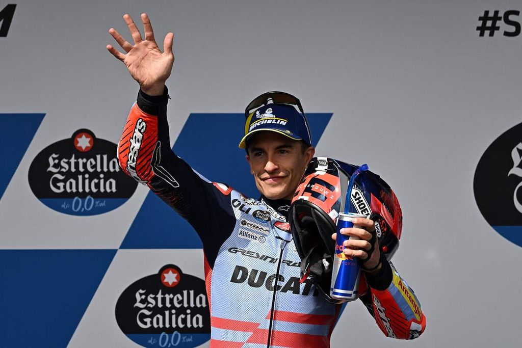 Pebalap Gresini Racing, Marc Marquez, merayakan keberhasilannya merebut <i>pole position </i>pada sesi kualitikasi MotoGP seri Spanyol di Sirkuit Jerez, Sabtu (27/4/2024). Ini <i>pole </i>pertama pebalap Spanyol itu sejak menunggangi motor Ducati.