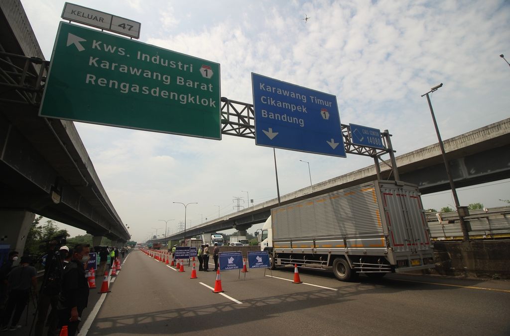 Sejumlah kendaraan bersumbu tiga ke atas melintas di Kilometer 47 Tol Jakarta-Cikampek, Selasa (26/4/2022). 