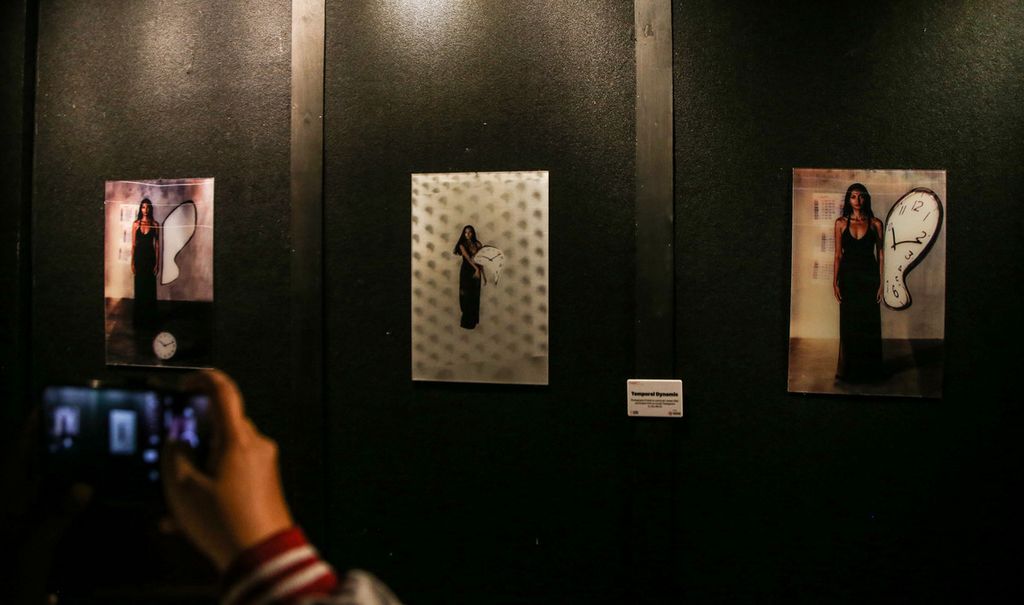 Puluhan foto dan kombinasi instalasi foto karya fotografer Ve Dhanito dipamerkan dalam pameran bertajuk Insight di Perpustakaan Nasional, Jakarta, Sabtu (5/3/2022).