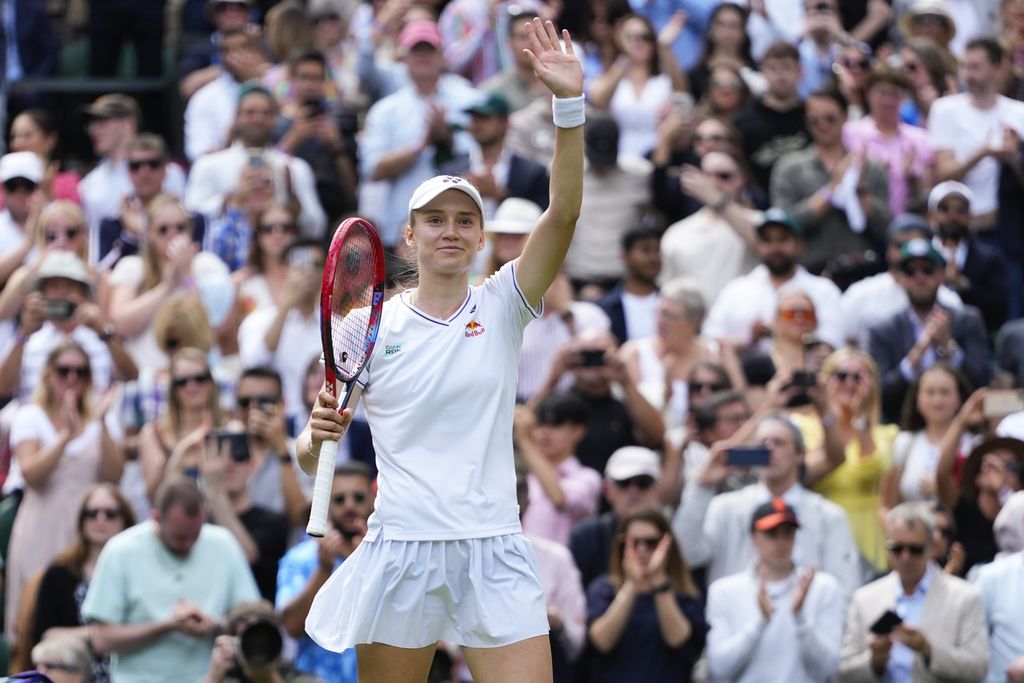 Petenis Kazakhstan, Elena Rybakina, melambai ke penonton setelah mengalahkan petenis Ukraina, Elina Svitolina, pada semifinal Wimbledon di Lapangan Utama All England Club, London, Rabu (10/7/2024). Rybakina menang dengan skor 6-3, 6-2.