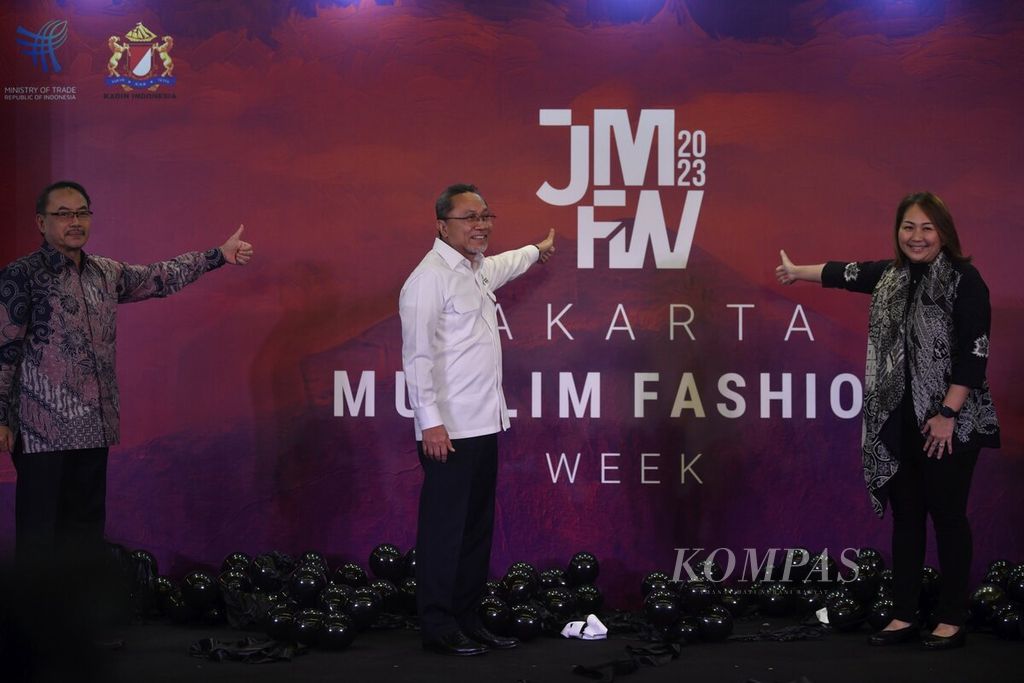 Menteri Perdagangan Zulkifli Hasan didampingi Direktur Jenderal Pengembangan Ekspor Nasional Didi Sumedi (kiri) dan Wakil Ketua Komite Promosi Fesyen Muslim Indonesia Anne Patricia Sutanto menunjukkan logo baru Jakarta Muslim Fashion Week 2023 di Kementerian Perdagangan, Jakarta, Rabu (12/10/2022). 