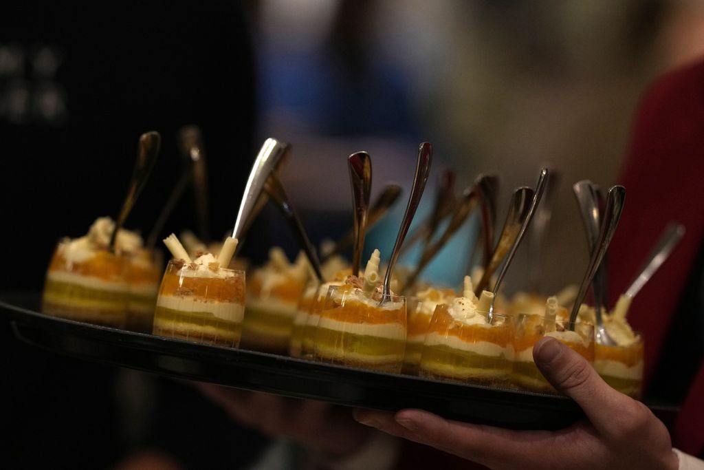 Puding kreasi Jemma Melvin, pemenang the Platinum Jubilee Pudding saat disajikan di sebuah pusat perbelanjaan di London, Inggris pada Jumat (13/5/2022).