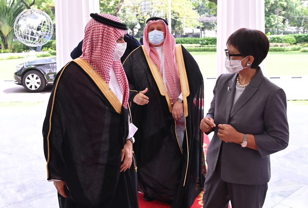 Menteri Luar Negeri Retno LP Marsudi menyambut kedatangan Menteri Luar Negeri Arab Saudi Pangeran Faisal bin Farhan al-Saud (kiri) menjelang pertemuan mereka di Jakarta, Selasa (7/6/2022).
