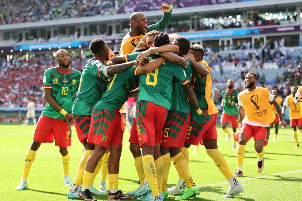  Pemain Kamerun melakukan selebrasi setelah mencetak gol pertama dalam pertandingan Grup G Piala Dunia Qatar antara Kamerun dan Serbia di Stadion Al Janoub, Al Wakrah, Senin (28/11/2022).