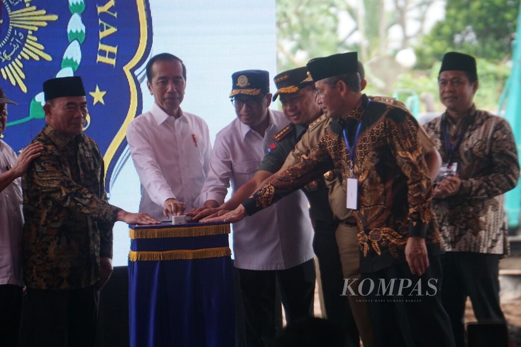 Presiden Joko Widodo hadir dalam acara peletakan batu pertama pembangunan kampus 2 Universitas Muhammadiyah Purwokerto di Kecamatan Sokaraja, Kabupaten Banyumas, Jawa Tengah, Rabu (3/1/2024).