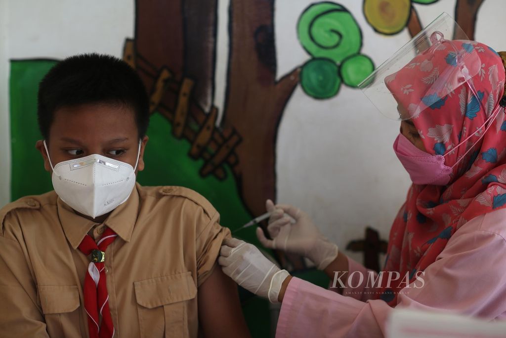 Pelajar menerima suntikan imunisasi <i>diphteria tetanus</i> (DT) yang diadakan oleh Puskesmas Rawa Bunga, Jatinegara, Jakarta Timur, Rabu (29/9/2021). Kegiatan ini diadakan dalam rangka bulan imunisasi anak sekolah. Imunisasi DT diberikan untuk mencegah beberapa penyakit infeksi, seperti difteri, tetanus, dan batuk rejan. Selain imunisasi, para pelajar juga diperiksa kesehatan dan kebersihan telinga, mulut, dan mata serta diberikan obat cacing.