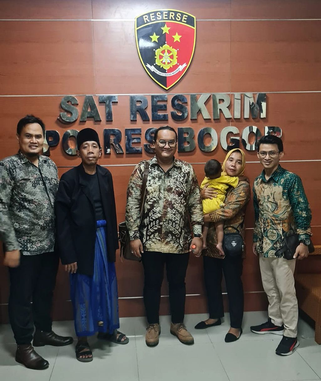 Rusdi Ridho (tengah) bersama tim kuasa hukumnya mendampingi Siti Mauliah (kanan) dan Thabrani (kiri) saat memberikan keterangan kepada penyidik Kepolisian Resor Bogor, Jumat (11/8/2023), terkait tertukarnya anak mereka di RS Sentosa setahun silam.