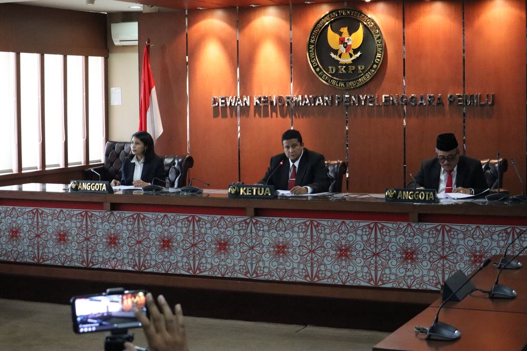 Pelaksana Tugas Ketua Dewan Kehormatan Penyelenggara Pemilu (DKPP) Muhammad (tengah) dan dua anggota DKPP, yakni Ida Budhiati (kiri) dan Teguh Prasetyo (kanan), membacakan putusan DKPP untuk perkara nomor 1-PKE-DKPP/I/2020 dengan teradu Wahyu Setiawan di Kantor DKPP, Menteng, Jakarta Pusat, Kamis (16/1/2020).