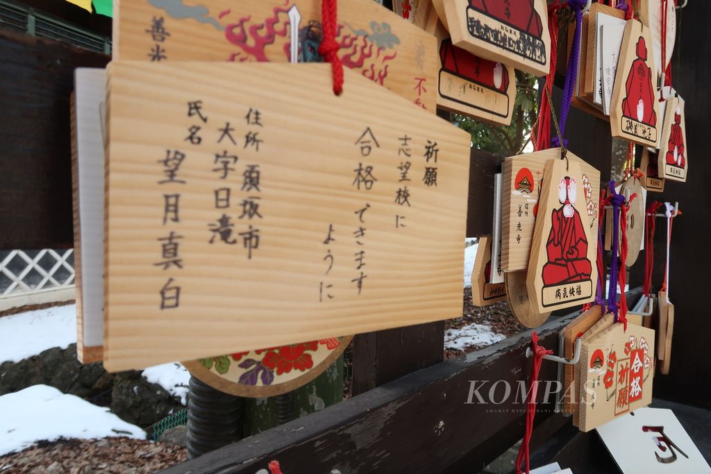 Deretan plakat kayu yang berisi doa dan harapan para pengunjung Kuil Zenkoji di dalam kawasan Kuil Zenkoji, Nagano, Jepang, seperti terlihat pada (17 Februari 2023. 