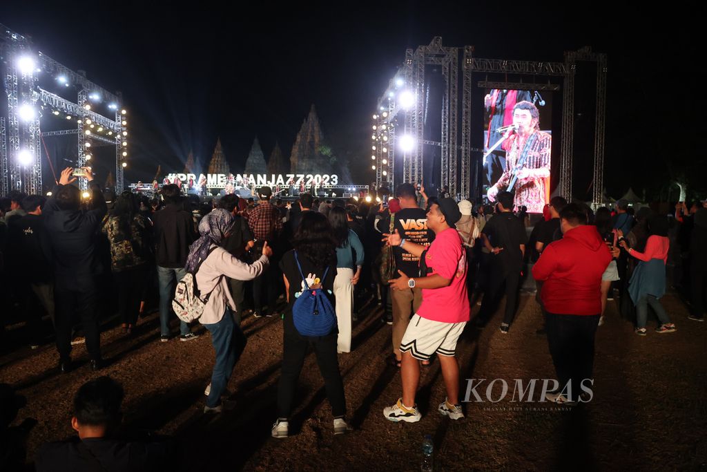 Penonton bergoyang bersama saat musisi Rhoma Irama tampil bersama Soneta Group dalam konser Prambanan Jazz Festival di kompleks Candi Prambanan, Sleman, DI Yogyakarta, Jumat (14/7/2023). Ajang konser musik tahunan itu pada tahun ini digelar selama enam hari di dua pekan berbeda dan dihadiri ribuan penonton.