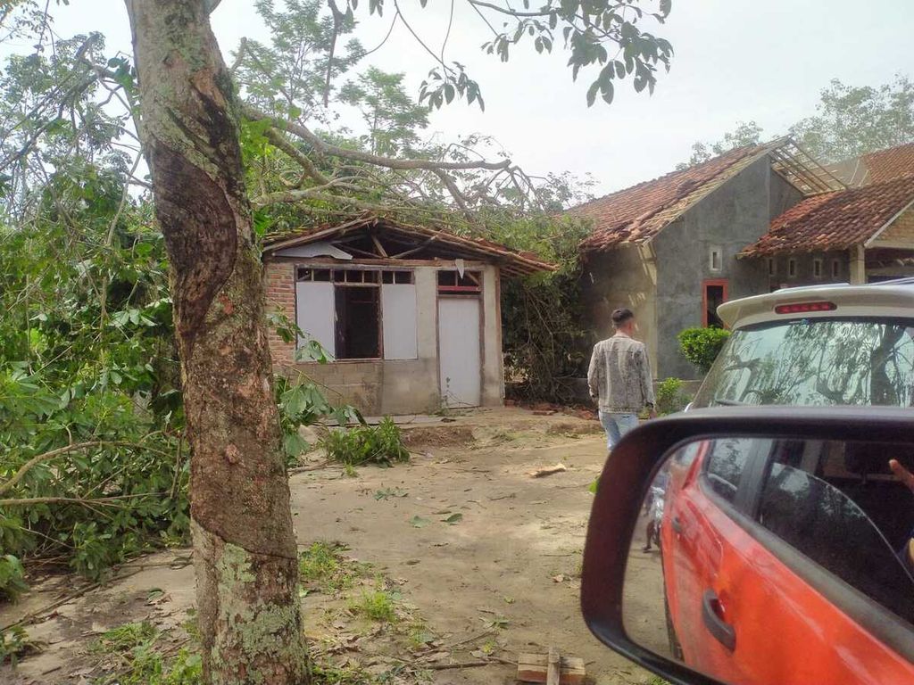 Puting beliung melanda Desa Panaragan Jaya Utama, Kecamatan Tulang Bawang Tengah, Kabupaten Tulang Bawang Barat, Lampung, pada Sabtu (2/4/2022) petang. Ratusan rumah rusak dan tujuh warga terluka.