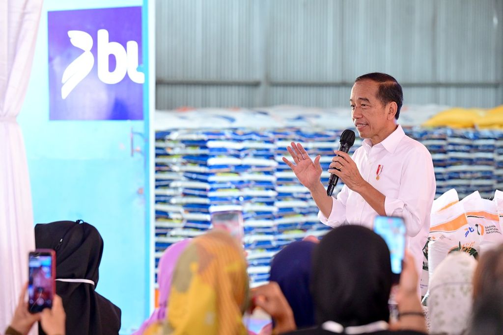 Presiden Joko Widodo meninjau ketersediaan beras dan menyerahkan bantuan cadangan pangan pemerintah di kompleks pergudangan Tanah Grogot, Kabupaten Paser, Kalimantan Timur, pada Kamis (26/9/ 2024). 