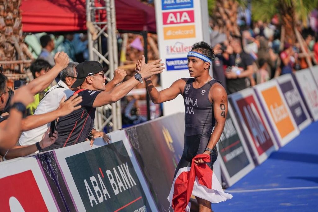 Rashif Amila Yaqin bertemu rekan dan kerabatnya usai mencapai garis finis dalam pertandingan nomor individu putra aquathlon di Kep Town Beach, Kamboja, Sabtu (6/6/2023). Rashif berhasil meraih emas pertama untuk Indonesia.