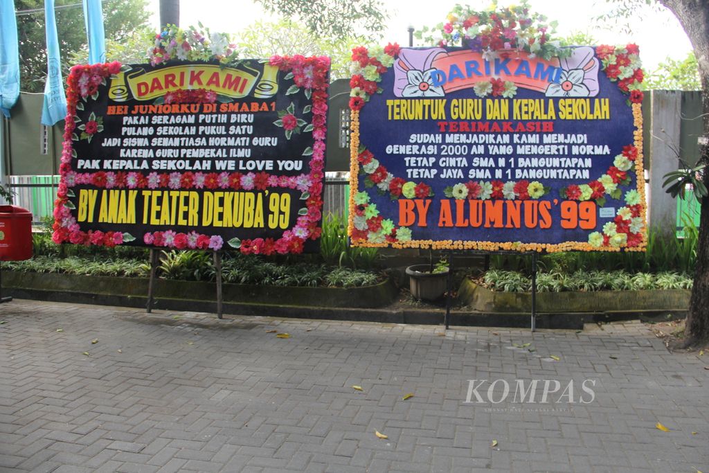 Sejumlah karangan bunga diletakkan di halaman SMA Negeri 1 Banguntapan, Kabupaten Bantul, Daerah Istimewa Yogyakarta, Senin (8/8/2022). 